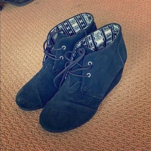 8 Toms Black Wedges
